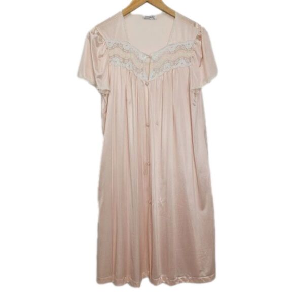 𝅺lovely soft negligee of pink nylon has beautiful lace Short Sleeve Robe - Picture 1 of 8
